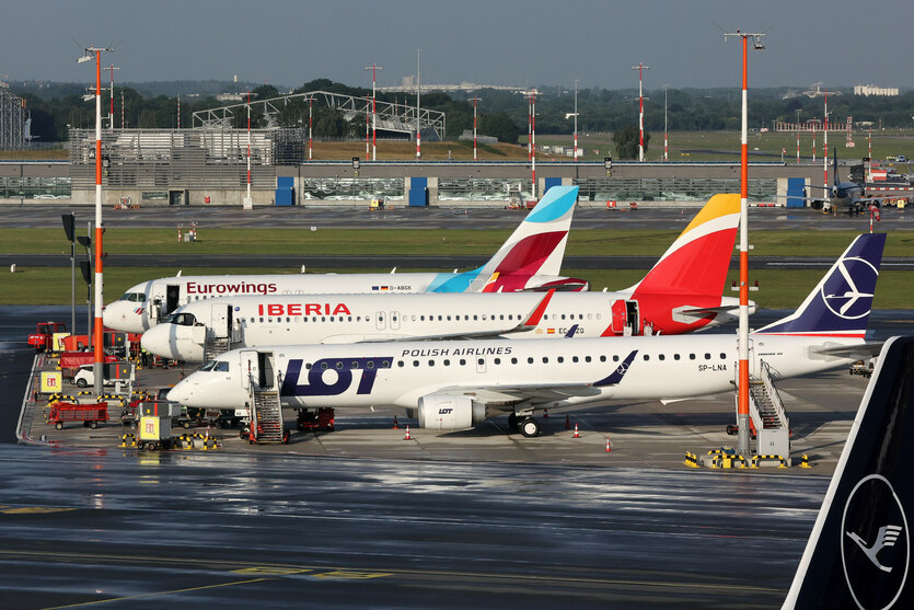 Drei parkende Flugzeuge