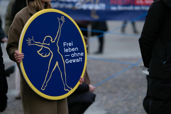 Ein Protest-Schild mit der AUfschrift "Frei leben - ohne Gewalt"