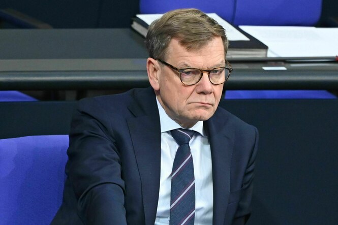 Ein Mann, Johann Wadephul (CDU), schaut zerknirscht