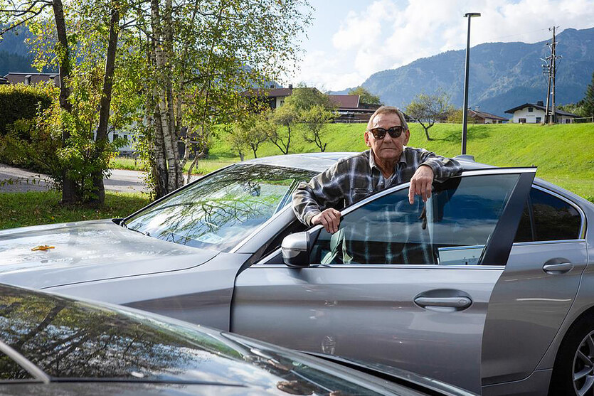 Wolfgang Ambros steht an seinem Auto.