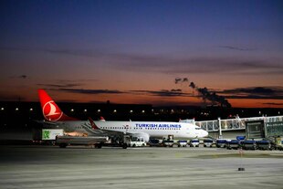 Ein Flugzeug auf einem Rollfeld