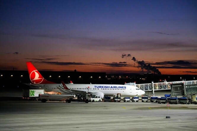 Ein Flugzeug auf einem Rollfeld