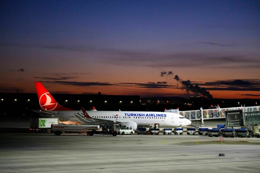 Ein Flugzeug auf einem Rollfeld