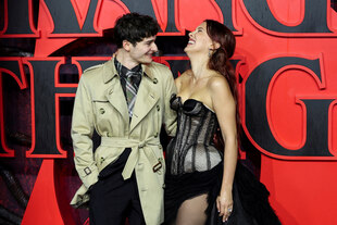 Ein Mann und eine Frau freuen sich miteinander