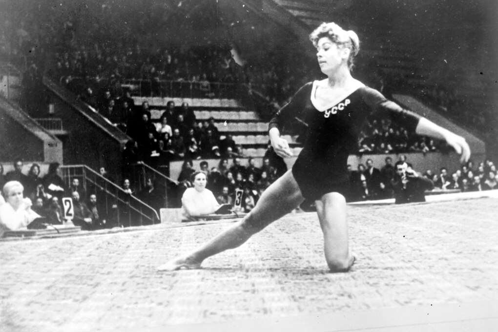 Latinina bei einer turnerischen Übung am Boden