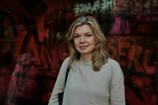 Frau im Pullover, roter Hintergrund