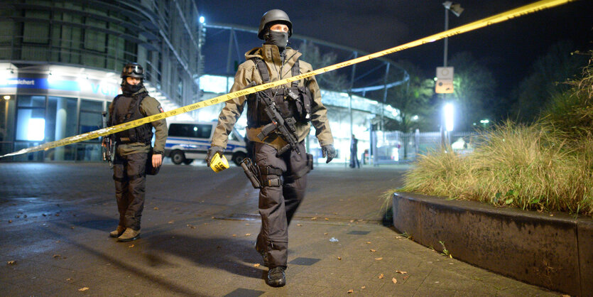 Zwei Polizisten vor einem Stadion