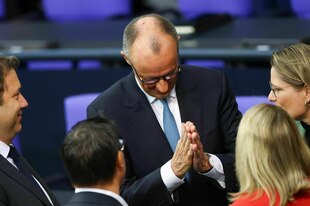 Der deutsche Bundeskanzler Friedrich Merz gestikuliert während einer Haushaltsdebatte