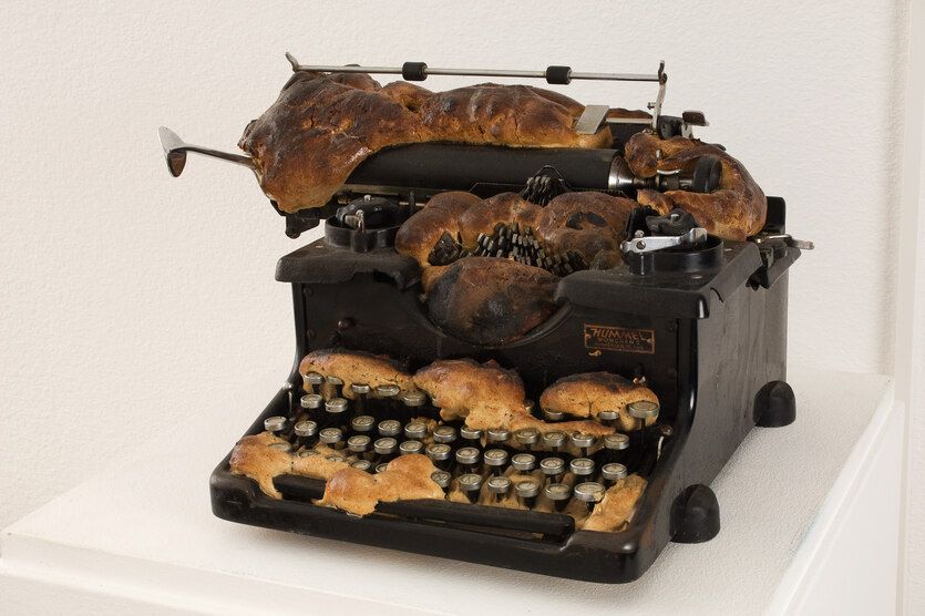 Eine alte Schreibmaschine ist von Brotteich umbacken