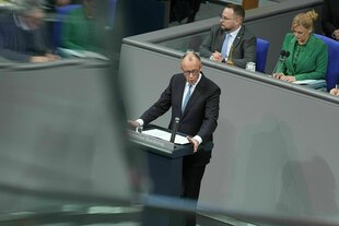 Kanzler Friedrich Merz am Redepult des Bundestags