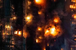 Hochhäuser, die an vielen Stellen lichterloh brennen