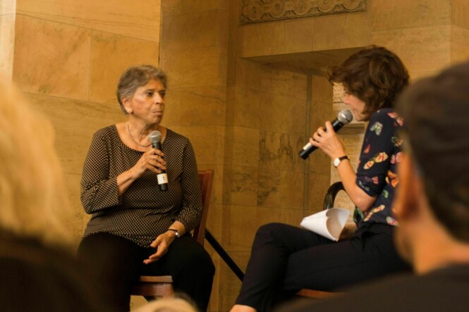 Vivian Gornick im Gespräch mit einer Moderatorin, sie hält ein Mikro in der Hand und schaut skeptisch, im Vordergrund die Köpfe von BesucherInnen