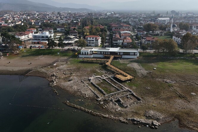 Luftbild einer Kirchengrundmauer an einem See in Iznik.