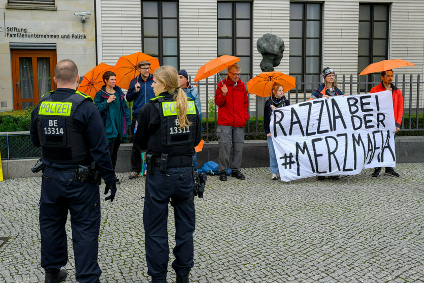Protestaktion mit Transparent und Polizisten davor.