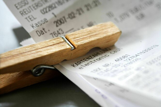 Quittungen werden mit einer Wäscheklammer zusammen gehalten