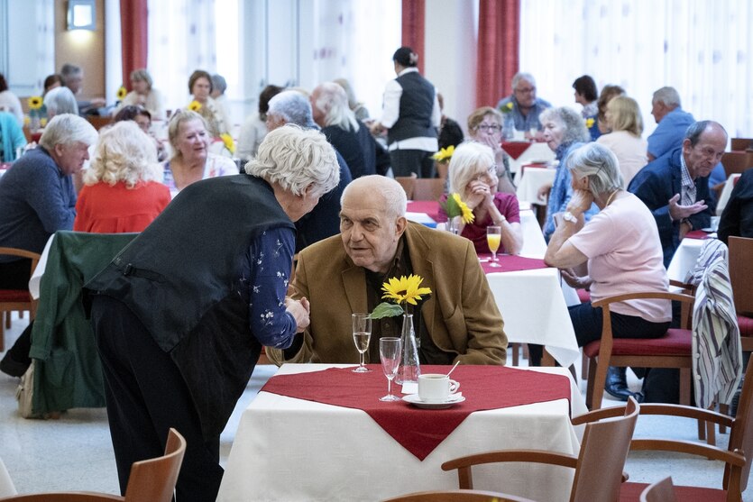 Alte Menschen beim Speed-Dating