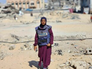 Eine Frau läuft über eine staubige Straße