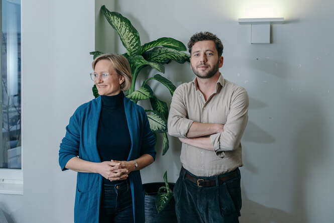 Franziska Brantner und Felix Banaszak vor einer Zimmerpflanze