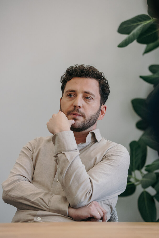 Felix Banaszak denkt nach