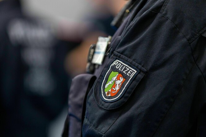 Das NRW-Wappen auf einer Polizeiuniform