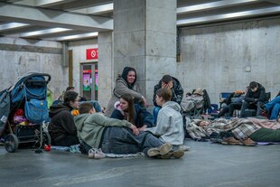 Menschen warten in einer U-Bahn während eines Raketenangriffs