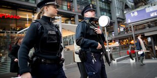 Polizisten am Hauptbahnhof