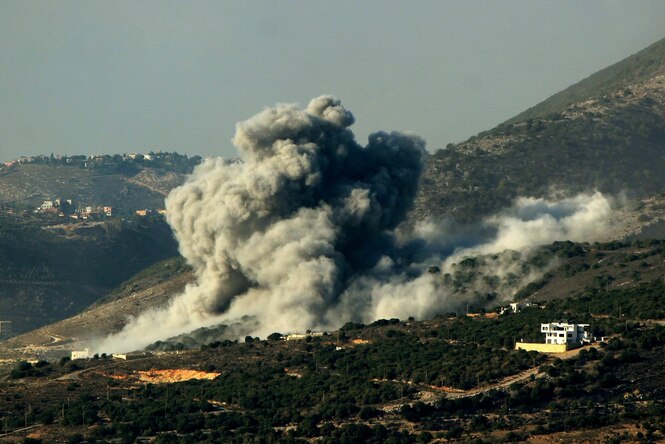 Rauchschwaden nach einem Luftangriff steigen auf