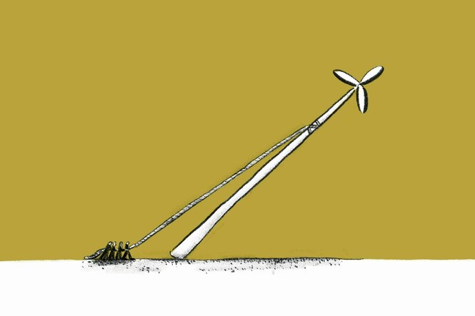 Eine Gruppe von Menschen versucht mit einem Seil ein Windrad aufzustellen