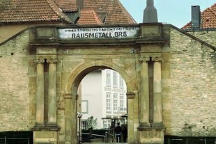 Das Kriegerdenkmal Heger Tor in Osnabrück trägt die Aufschrift: "Kriegstüchtig? Nicht mit uns. rausmetall.org"