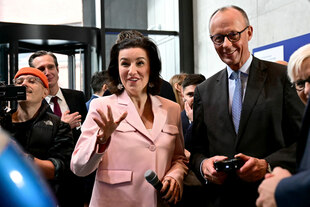 Dorothee Bär, Bundesministerin für Forschung, Technologie und Raumfahrt, mit Kanzler Friedrich Merz bei einem Pressetermin.