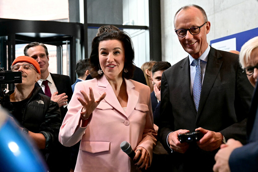 Dorothee Bär, Bundesministerin für Forschung, Technologie und Raumfahrt, mit Kanzler Friedrich Merz bei einem Pressetermin.