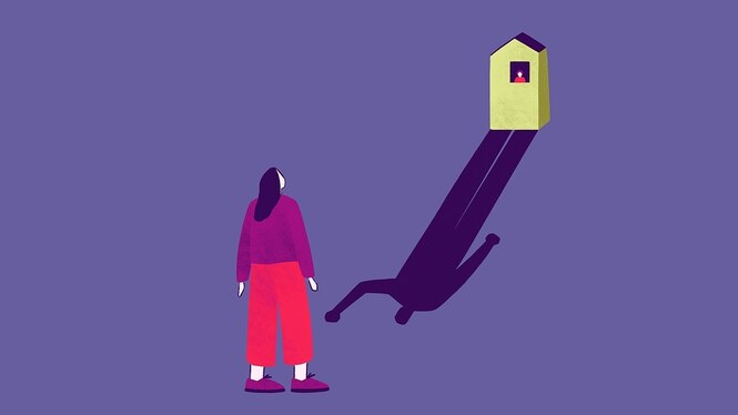 Illustration von einer Frau, die vor einem Haus steht. Ein Kind schaut aus dem Fenster, das Haus wirft einen langen Schatten in Form eines Mannes, der die Faust reckt