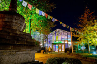 Der Eingang zur Botanika Bremen ist am frühen Abend hell erleuchtet