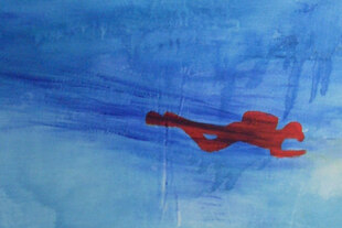 Abstraktes Gemälde mit überwiegend blauen, aquarellartigen Farbtönen, die an Wasser oder Meer erinnern. In der rechten Bildhälfte ist eine rote, stilisierte Figur zu sehen, die wie ein tauchender Mensch mit Flossen wirkt, horizontal durchs Blau gleitend.