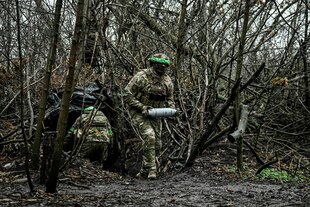 Ein vermummter Soldat mit Munition