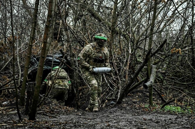 Ein vermummter Soldat mit Munition