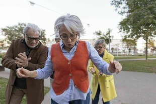 Fröhliche Rentner:innen in einem Park