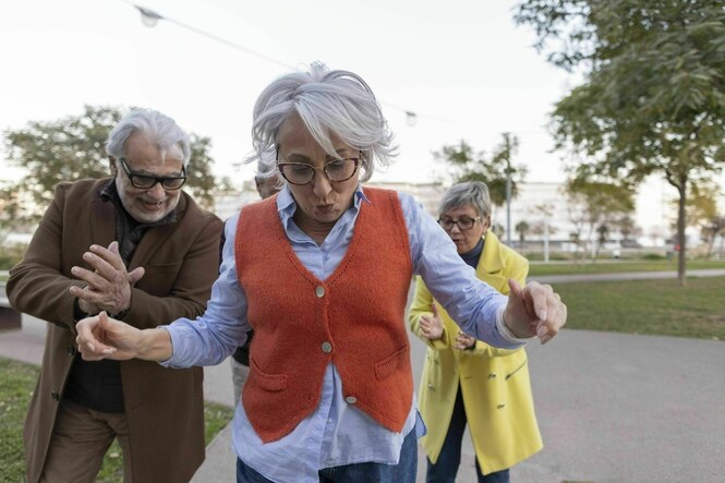 Fröhliche Rentner:innen in einem Park