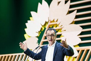 Cem Özdemir hält eine Rede bei einem Parteitag