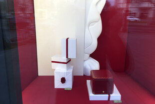 Kartoons mit teuren Preisschildern in einem Warenhausschaufenster