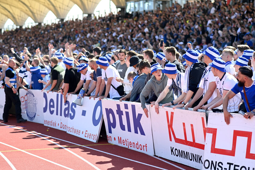 Fans jubeln auf den Rängen des Marschwegstadions.