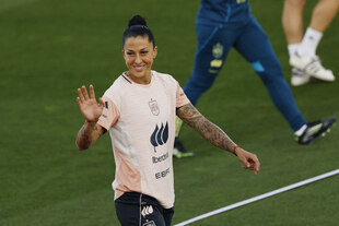 Jenni Hermoso winkt lächelnd beim Training