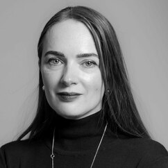 Porträt von Oleksandra Matwijtschuk, sie hat lange dunkle Haare und trägt einen schwarzen Rolli