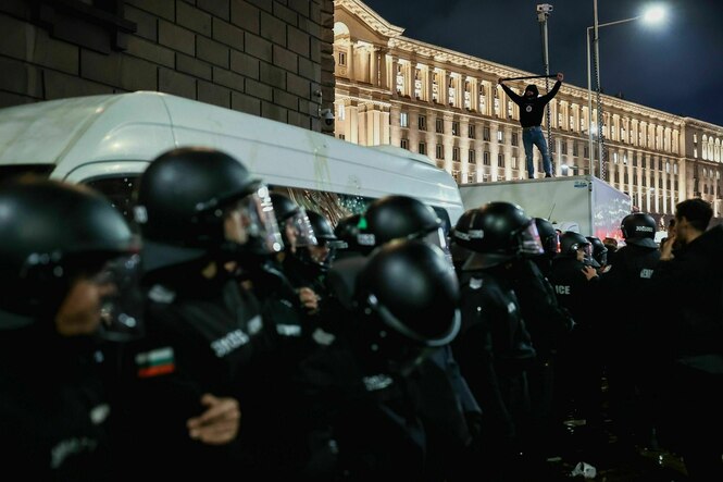 Poliozisten bewachen eine Demonstration