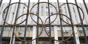 Die olympischen Ringe vor dem russischen olympischen Kommitee