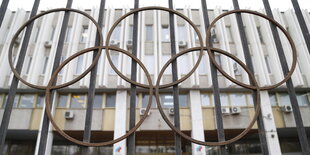 Die olympischen Ringe vor dem russischen olympischen Kommitee