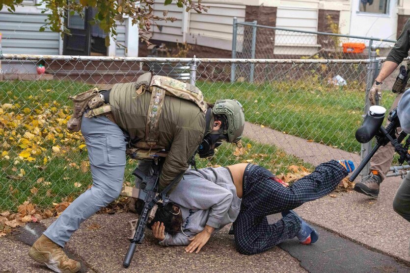 Die US-Einwanderungspolizei ICE nimmt am 25. November in St. Paul Menschen fest