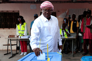Guinea-Bissaus Präsident Umaro Sissoco Embalo gibt seine Stimme ab, er trägt ein weisses Gewand und ein rotes Tuch um den Kopf