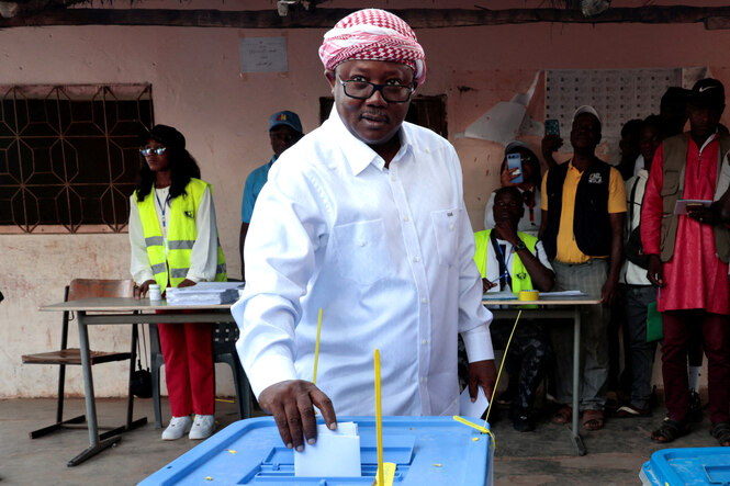 Guinea-Bissaus Präsident Umaro Sissoco Embalo gibt seine Stimme ab, er trägt ein weisses Gewand und ein rotes Tuch um den Kopf