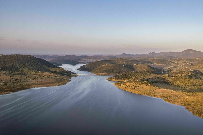 Luftaufnahme des Stausees Embalse de La Serena